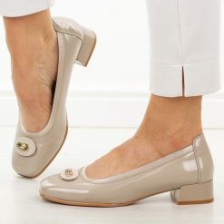 Beżowe skórzane czółenka damskie na obcasie Vinceza 39980. Brązowe czółenka damskie VINCEZA, z aplikacjami, z lakierowanej skóry, biznesowe, bez obcasa, na obcasie, bez zapięcia. Za 199.00 zł.