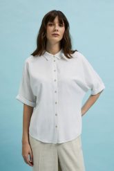 Koszula z krótkimi i szerokimi rękawami biała. Białe koszule damskie MOODO, xl, bez wzorów, bez kołnierzyka. W wyprzedaży za 59.99 zł.