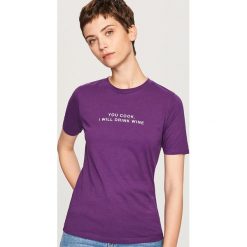 T-shirt z napisem - Fioletowy. T-shirty damskie marki Reserved. Za 29.99 zł.