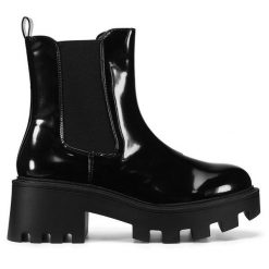 Botki DeeZee. Czarne botki damskie DeeZee, bez obcasa, na słupku, bez zapięcia. Za 125.99 zł.
