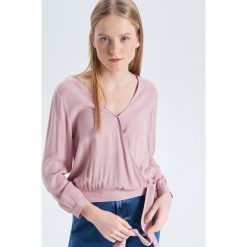 Bluzka z kopertowym dekoltem - Kremowy. Bluzki damskie Cropp. Za 29.99 zł.