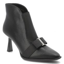 Botki damskie D&A by S.Barski o eleganckim fasonie ze smukłym noskiem ozdobną kokardą i wysokim obcasem typu szpilka czarne, JC62-1028 Black. Czarne kozaki damskie S.BARSKI, ze szpiczastym noskiem, bez obcasa, na obcasie. Za 259.00 zł.