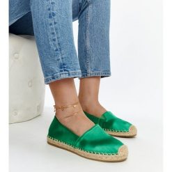 Zielone espadryle z połyskiem na platformie Caithlin. Zielone espadryle damskie na lato, bez wzorów, z tkaniny, eleganckie, z okrągłym noskiem, bez obcasa, na platformie, bez zapięcia. Za 78.15 zł.