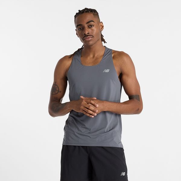 Koszulka męska New Balance MT43512GT – szara. Szare koszulki sportowe męskie New Balance, m, bez wzorów, z materiału, bez kołnierzyka, bez ramiączek, do biegania. Za 149.99 zł.