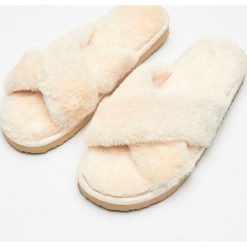 Puszyste kapcie - Kremowy. Białe kapcie damskie Cropp. W wyprzedaży za 29.99 zł.