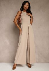 Beżowy Taliowany Kombinezon Ozdobiony Zakładkami Berinola. Brązowe sukienki damskie Renee, na imprezę, l, bez wzorów, eleganckie, bez kołnierzyka, bez ramiączek, oversize. Za 149.99 zł.