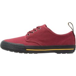 Dr. Martens PRESSLER Tenisówki i Trampki cherry red. Trampki męskie Dr. Martens, z materiału. W wyprzedaży za 341.10 zł.