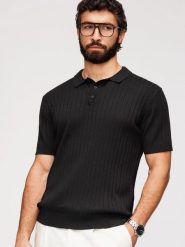 Męska koszulka polo z wiskozą SLIM FIT w pionowy prążek – czarna V1. Czarne koszulki polo męskie Ombre Clothing, m, bez wzorów, z dzianiny, klasyczne, bez ramiączek. W wyprzedaży za 157.49 zł.