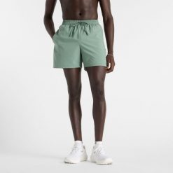 Spodenki męskie New Balance MS41227DKJ – zielone. Zielone krótkie spodenki sportowe męskie New Balance, m, bez wzorów, z materiału, na fitness i siłownię. Za 109.99 zł.