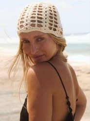 Ażurowa czapka - złamana biel. Czapki i kapelusze damskie Reserved, w ażurowe wzory. Za 69.99 zł.