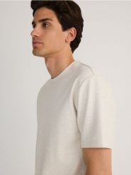 T-shirt regular z wiskozą - złamana biel. T-shirty męskie Reserved, l, bez wzorów, z dzianiny, bez kołnierzyka. W wyprzedaży za 39.99 zł.