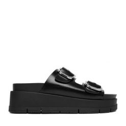 Klapki DeeZee. Czarne klapki damskie DeeZee, bez wzorów, bez obcasa. Za 149.99 zł.