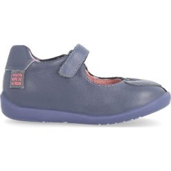 Skórzane baleriny w kolorze niebieskim z paskiem. Baleriny dziewczęce marki Agatha Ruiz de la Prada. W wyprzedaży za 152.95 zł.