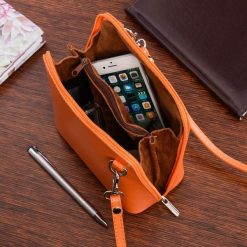 Vera Pelle Torebka Skórzana mała listonoszka pomarańczowa K03. Brązowe torby na laptopa damskie bez wzorów, z lakierowanej skóry, lakierowane. Za 109.99 zł.