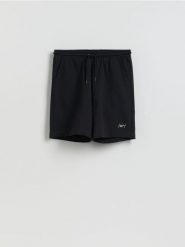 Szorty regular fit - czarny. Czarne szorty męskie Reserved, l, bez wzorów, z bawełny. Za 79.99 zł.