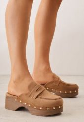 Jasnobrązowe Klapki Drewniaki w Stylu Mokasynów z Nitami Hanaria. Brązowe klapki damskie Born2be, z aplikacjami, z jeansu, eleganckie, bez obcasa, na obcasie. Za 89.99 zł.