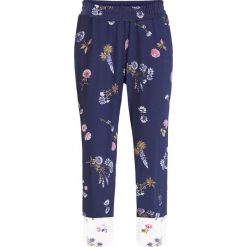 Spodnie jogger bonprix ciemnoniebieski z nadrukiem. Spodnie materiałowe damskie marki bonprix. Za 79.99 zł.