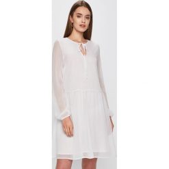 Answear - Sukienka Secret Garden. Białe sukienki damskie ANSWEAR, na co dzień, m, bez wzorów, z materiału, casualowe, bez kołnierzyka, bez ramiączek, maxi, proste. W wyprzedaży za 69.90 zł.