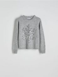 Sweter z błyszczącą aplikacją - ciemnoszary. Szare swetry damskie Reserved, l, z aplikacjami, z dzianiny, bez kołnierzyka, bez ramiączek, bez kaptura. W wyprzedaży za 39.99 zł.