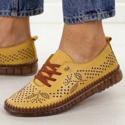 Musztardowe ażurowane skórzane półbuty damskie T.Sokolski 302. Żółte półbuty damskie Sokolski, na jesień, bez wzorów, z jeansu, klasyczne, z okrągłym noskiem, bez obcasa, na płaskiej podeszwie, bez zapięcia. Za 259.00 zł.