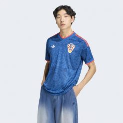 Koszulka wyjazdowa Croatia 26. Niebieskie koszulki sportowe męskie Adidas, l, bez wzorów, z materiału, bez kołnierzyka, bez ramiączek, do piłki nożnej, climacool (adidas). Za 439.00 zł.