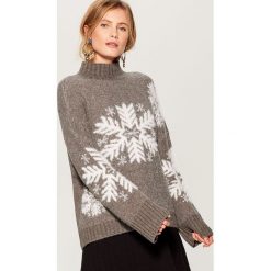 Sweter z motywem zimowym - Szary. Szare swetry damskie Mohito. Za 129.99 zł.