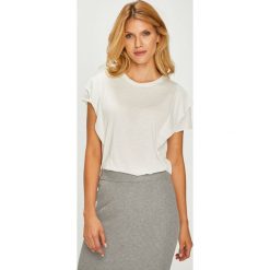 Jacqueline de Yong - Top. Szare topy damskie Jacqueline de Yong, z dzianiny, z okrągłym kołnierzem, z krótkim rękawem. W wyprzedaży za 39.90 zł.