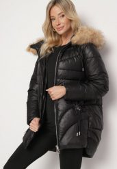 Czarna Pikowana Kurtka o Trapezowym Kroju z Kapturem i Odpinanym Futerkiem Deolaine. Czarne kurtki damskie Born2be, l, bez wzorów, z jeansu, z kapturem. Za 189.99 zł.