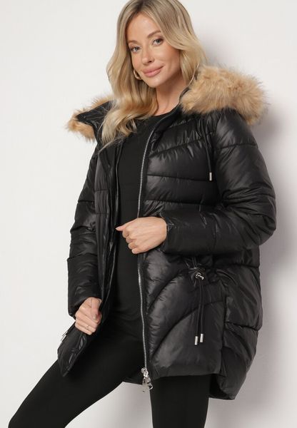 Czarna Pikowana Kurtka o Trapezowym Kroju z Kapturem i Odpinanym Futerkiem Deolaine. Czarne kurtki damskie Born2be, l, bez wzorów, z jeansu, z kapturem. Za 179.99 zł.