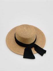 Kapelusz ze wstążką - kremowy. Białe czapki i kapelusze damskie Reserved, bez wzorów. Za 99.99 zł.