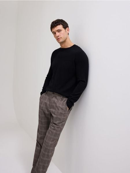 Spodnie chino slim w kratę - ciemnobrązowy. Brązowe spodnie materiałowe męskie Reserved, l, bez wzorów, z tkaniny. W wyprzedaży za 65.99 zł.