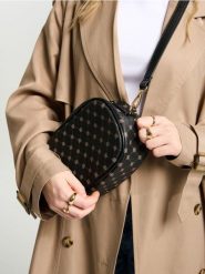 Torebka z imitacji skóry w monogram - czarny. Czarne torebki do ręki damskie Sinsay, bez wzorów, ze skóry, bez dodatków. W wyprzedaży za 17.99 zł.