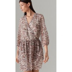 Kopertowa sukienka z motywem zwierzęcym - Beżowy. Sukienki damskie marki Mohito. Za 159.99 zł.