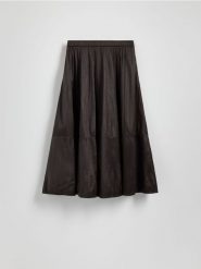 Spódnica midi ze strukturalnej tkaniny - brązowy. Brązowe spódnice damskie Reserved, l, bez wzorów, z tkaniny, midi, rozkloszowane. W wyprzedaży za 49.99 zł.