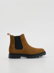 Zamszowe botki - brązowy. Brązowe botki męskie Reserved, bez wzorów, ze skóry, klasyczne, bez zapięcia. Za 249.99 zł.