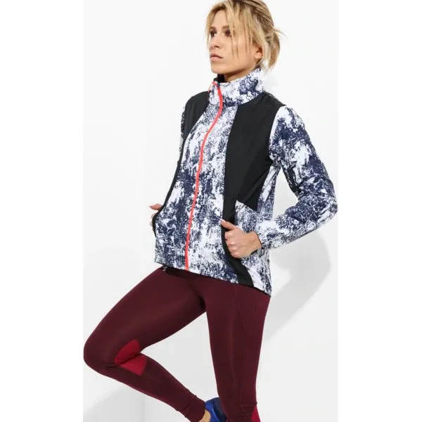 Under Armour Kurtka Intl Printed Run Jacket , czarny, rozmiar S. Czarne kurtki damskie Under Armour, na jesień, s, bez wzorów, z nylonu, bez kaptura. W wyprzedaży za 169.99 zł.