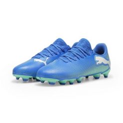 Młodzieżowe buty piłkarskie FUTURE 7 PLAY FG/AG PUMA. Biała buty sportowe męskie Puma, z syntetyku, bez zapięcia, do piłki nożnej. Za 207.80 zł.