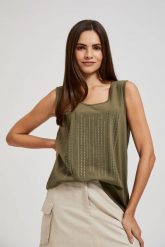 Top z aplikacją oliwkowy. Zielone t-shirty damskie MOODO, s, z aplikacjami, bez kołnierzyka. W wyprzedaży za 11.99 zł.
