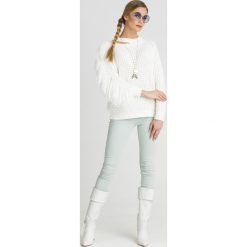 SWETER Patrizia Pepe. Białe swetry damskie Patrizia Pepe, l, z aplikacjami, ze splotem, bez kołnierzyka, bez ramiączek, długie, bez kaptura. Za 797.30 zł.