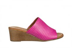 Klapki Bayla-161 061 3421 Bead 161699, Różowy, Skóra naturalna - 39. Czerwone klapki damskie Bayla, bez wzorów, z gumy, bez obcasa, na koturnie. W wyprzedaży za 179.10 zł.