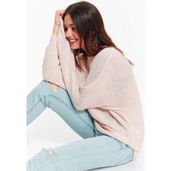 SWETER DAMSKI Z RĘKAWEM KIMONOWYM. Czerwone swetry damskie marki TROLL, bez wzorów, klasyczne, bez kołnierzyka, bez ramiączek. W wyprzedaży za 29.99 zł.
