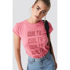 NA-KD Trend T-shirt z surowym wykończeniem Guilty - Pink. Różowe t-shirty damskie NA-KD Trend, z nadrukiem, z jersey, z okrągłym kołnierzem. Za 72.95 zł.