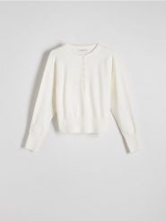 Sweter z guzikami - kremowy. Białe swetry damskie Reserved, l, bez wzorów, z dzianiny, bez kołnierzyka, bez ramiączek, bez kaptura. W wyprzedaży za 69.99 zł.