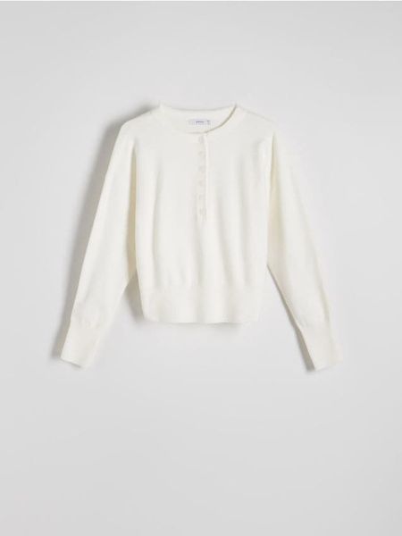 Sweter z guzikami - kremowy. Białe swetry damskie Reserved, l, bez wzorów, z dzianiny, bez kołnierzyka, bez ramiączek, bez kaptura. W wyprzedaży za 69.99 zł.