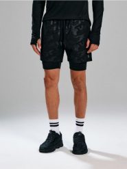 Dwuwarstwowe spodenki sportowe - czarny. Czarne krótkie spodenki sportowe męskie Sinsay, l, bez wzorów, z materiału. Za 49.99 zł.