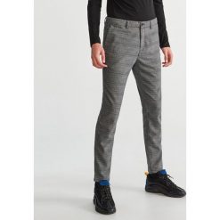 Spodnie garniturowe w kratę - Szary. Szare eleganckie spodnie męskie Reserved. Za 149.99 zł.