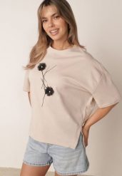 Jasnobeżowy T-shirt z Wiskozy z Perełkami i Kwiatami 3D Rossalie. Brązowe bluzki damskie Born2be, l, bez wzorów, z jeansu, bez kołnierzyka. Za 79.99 zł.