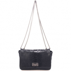 Skórzana torebka w kolorze czarnym - 22 x 16 x 9 cm. Czarne torby na ramię damskie Black Bags. W wyprzedaży za 151.95 zł.