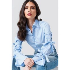NA-KD Koszula z podwójnym wiązaniem - Blue. Niebieskie koszule damskie NA-KD, z podwójnym kołnierzykiem. Za 100.95 zł.