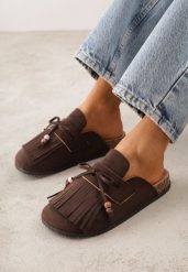 Brązowe Płaskie Klapki Mule Zdobione Frędzlami i Kokardką z Koralikami Petlame. Brązowe klapki damskie Born2be, z aplikacjami, z jeansu, boho, bez obcasa, na płaskiej podeszwie. Za 79.99 zł.